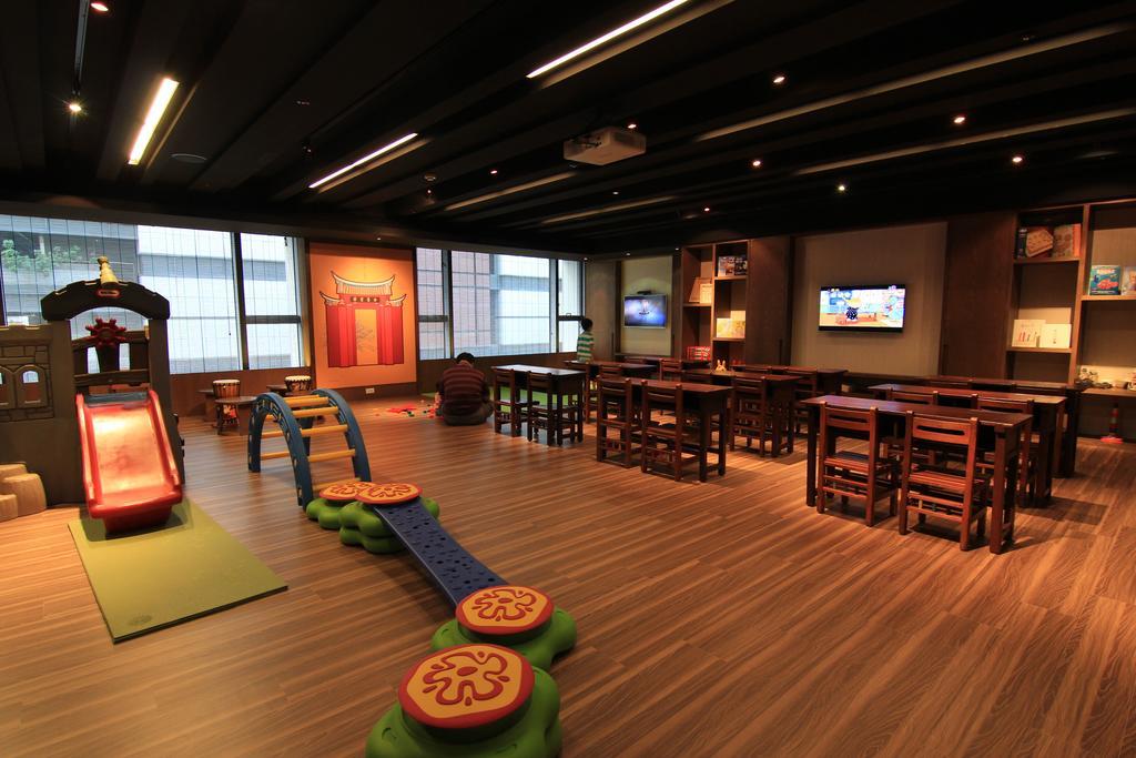 台南晶英酒店 外观 照片 The interior of a McDonald's in Hong Kong