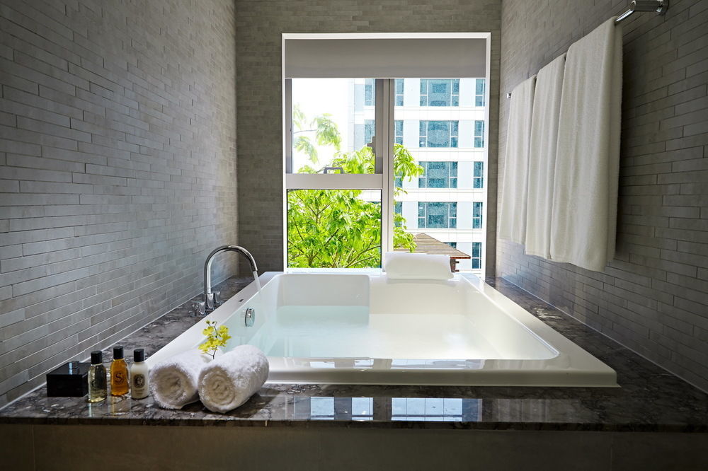 台南晶英酒店 外观 照片 A modern bathtub